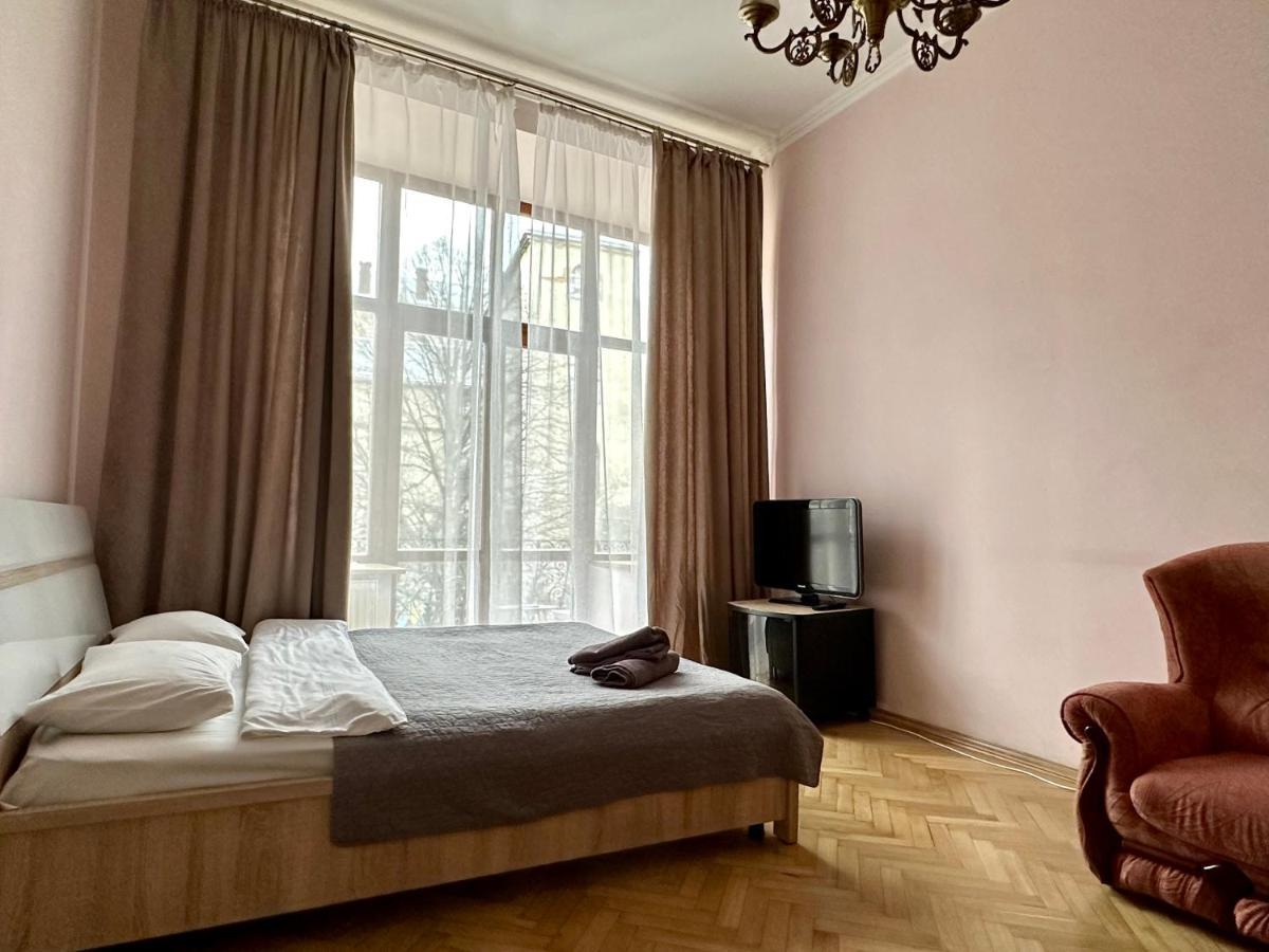 Romantic Apartments - Оn Valova Street リヴィウ エクステリア 写真
