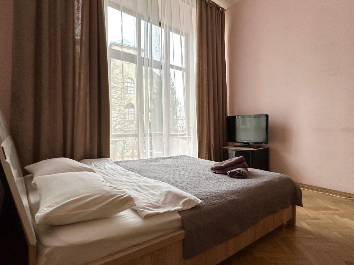 Romantic Apartments - Оn Valova Street リヴィウ エクステリア 写真