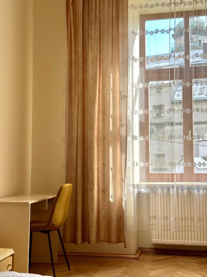 Romantic Apartments - Оn Valova Street リヴィウ エクステリア 写真