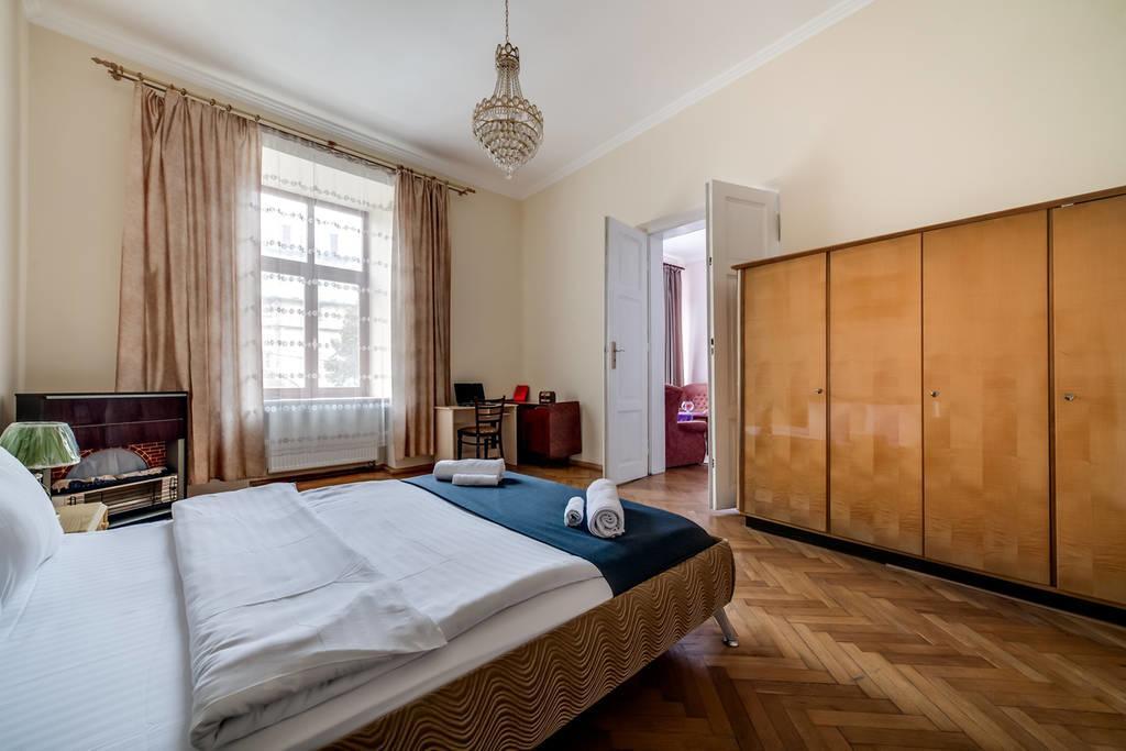 Romantic Apartments - Оn Valova Street リヴィウ エクステリア 写真