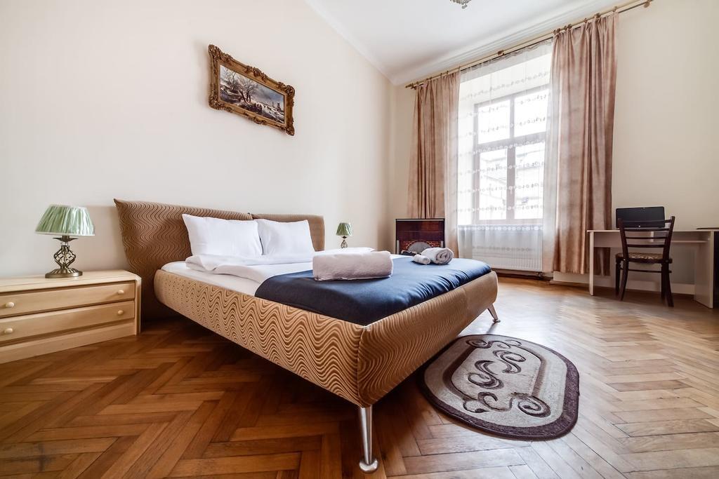 Romantic Apartments - Оn Valova Street リヴィウ エクステリア 写真